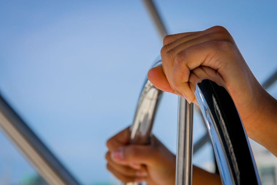 Steuerrad auf Schiff symbolisiert navigieren durch die berufliche Vorsorge