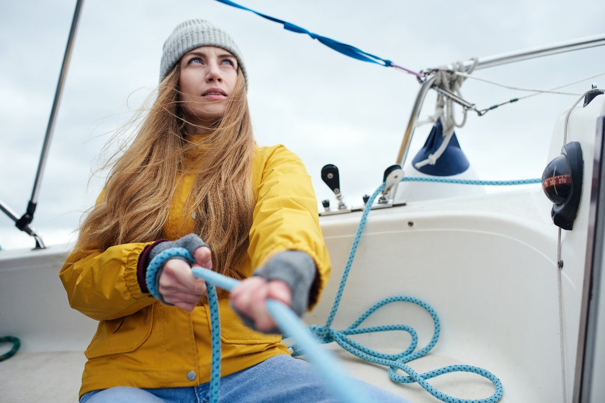 Steigende Beliebtheit von Teilzeitarbeit: Junge Frau in Segelboot