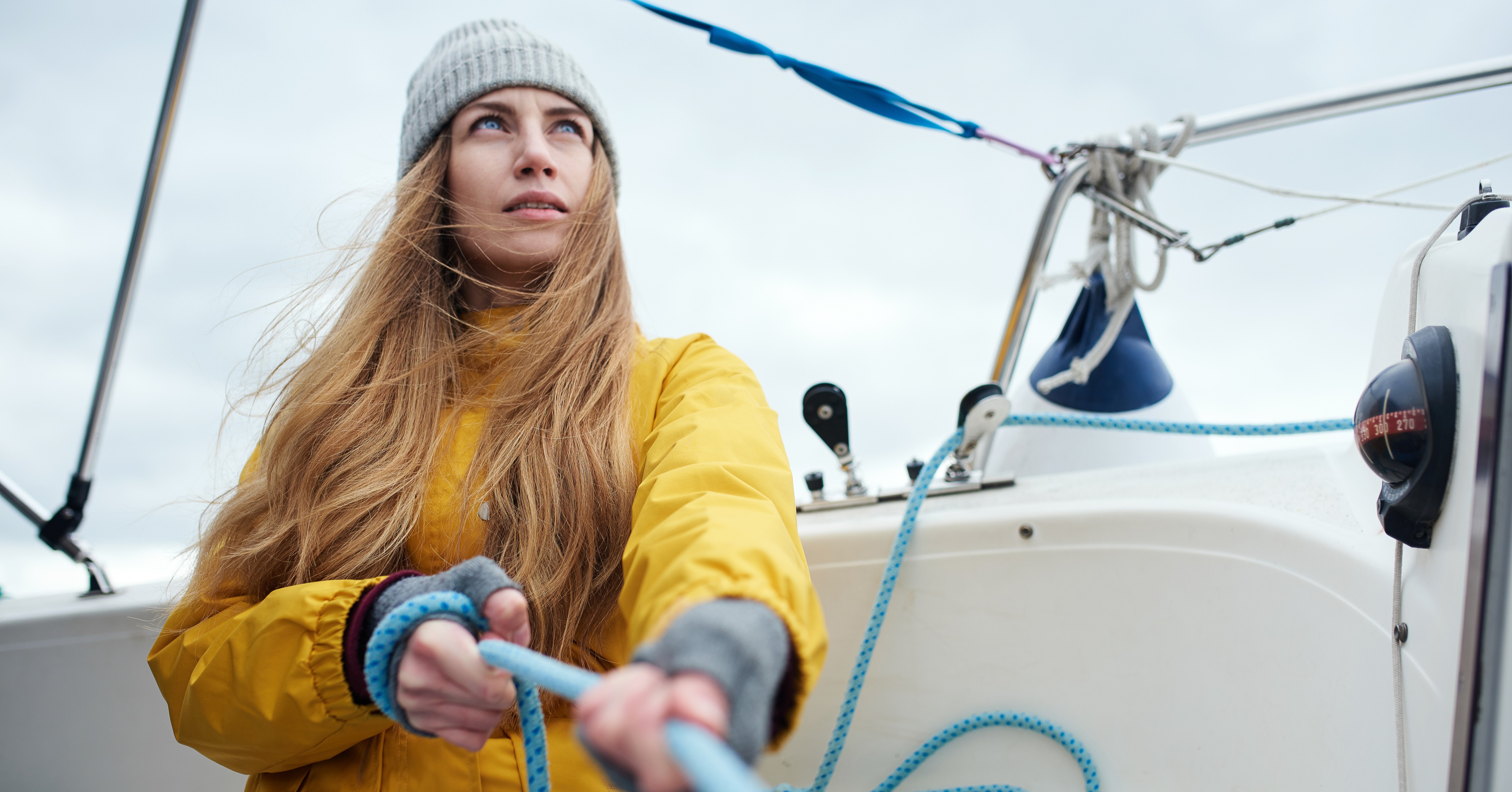 Steigende Beliebtheit von Teilzeitarbeit: Junge Frau in Segelboot